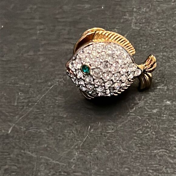 Swarovski Adorable Crystal Fish Pin with Blue Crystal eye ! - Picture 1 of 3